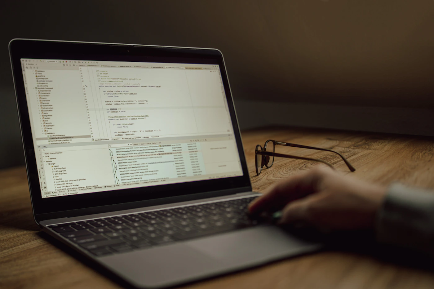 Developer mengerjakan kode di laptop