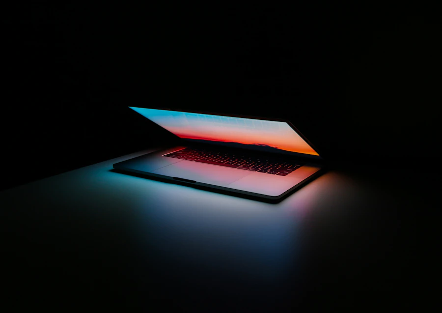 Laptop kreator di ruang kerja digital