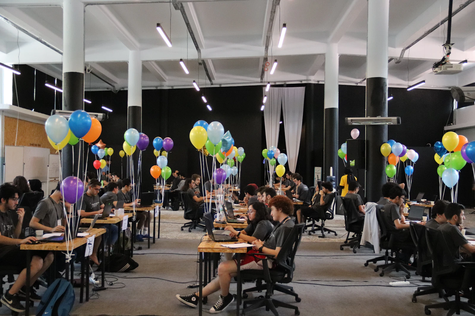 Peserta bekerja bersama dalam acara hackathon