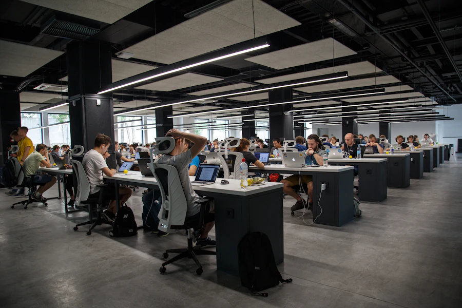 Tim teknologi berkolaborasi di kantor
